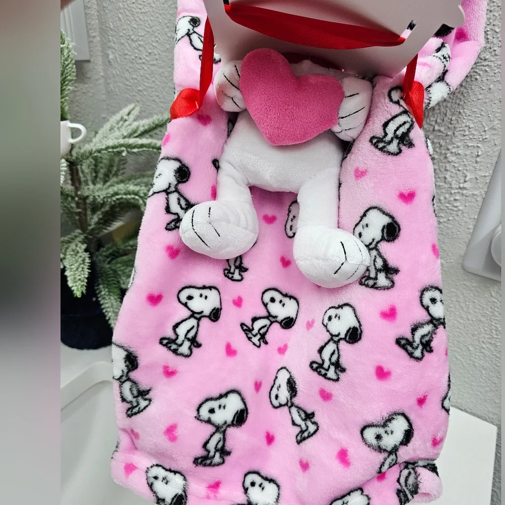 Nwt Peanuts Snoopy Valentine's Day Pet blanket and Squeak toy in Pink and white - Picture 5 of 13